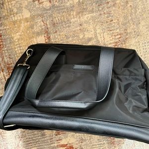 Like New - Endless Weekender Tote Bag, Black
skip Hop